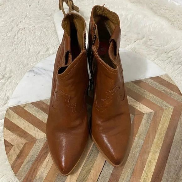 FRYE - Cowboy Style Leather Ankle Booties - Picture 3 of 9
